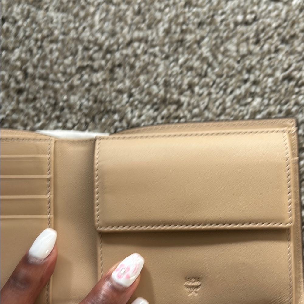 MCM π₯NWTπ₯ White Logo Print Leather Wallet **FULL INCLUSION** - Picture 3 of 5